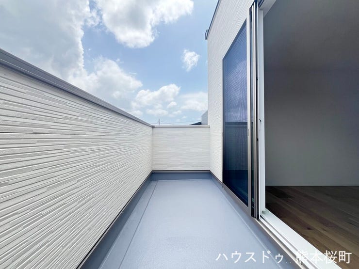 ■空の下の開放的な特等席■日光浴や読書、外の空気を感じながらリフレッシュ。暮らしを豊かにする、もう一つの心地よい空間です。