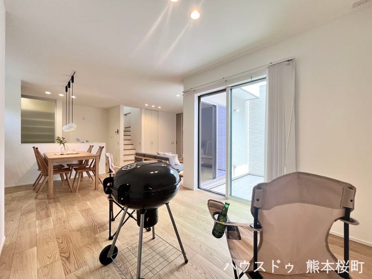 ■1階4.5帖洋室■ゲストをもてなし、昼寝や家事にも使える、畳のぬくもりが心地よい多目的万能スペース。