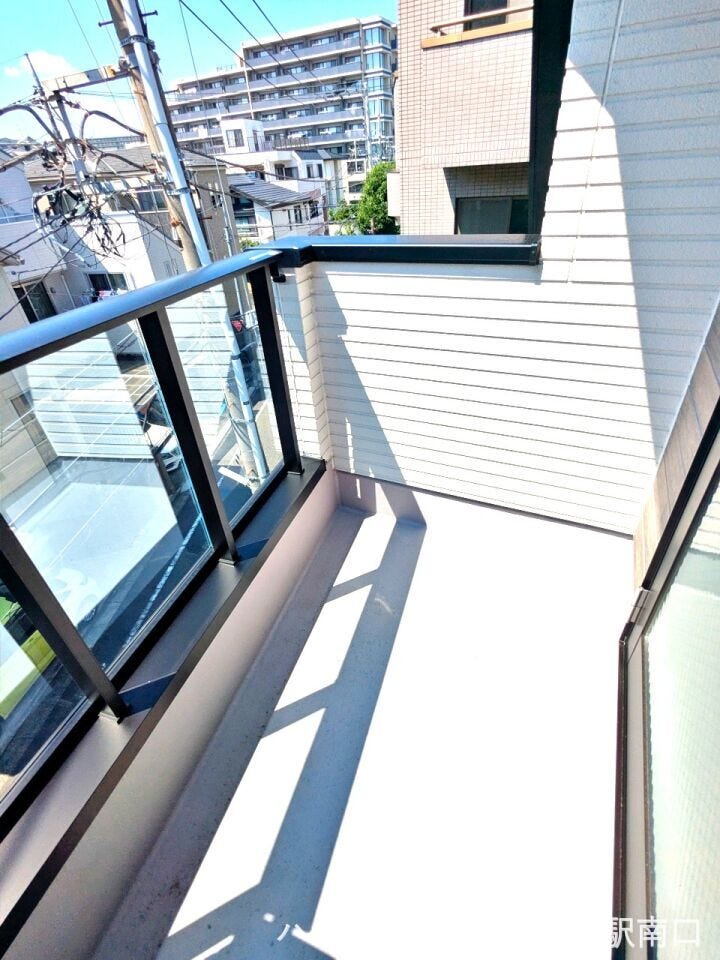 陽光をたっぷり受ける明るいバルコニー。外壁と調和したシックなデザインの手すりが、プライバシーを守りつつ開放的な空間を作り出しています。