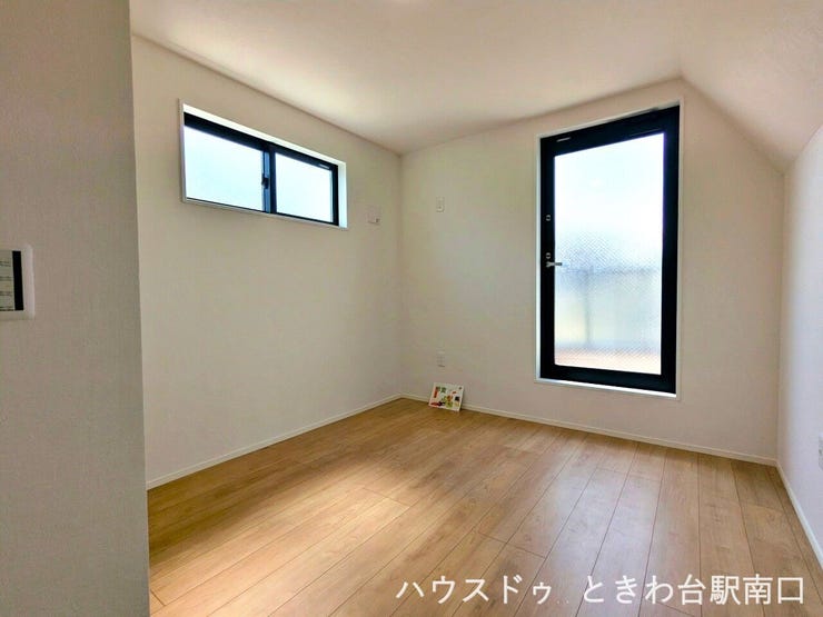 2面採光で柔らかな陽光が差し込む洋室です。木のぬくもりを感じるフローリングとシンプルな内装が、穏やかな住空間を演出。自分好みのインテリアで、心地よいプライベート時間を過ごせるお部屋です。