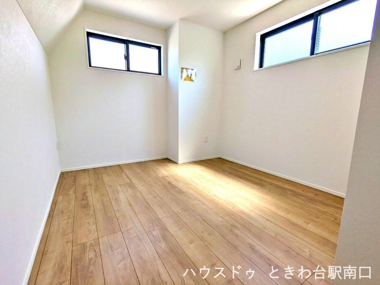2面に窓を設けることで、明るい光と心地よい風を採り込める設計の洋室です。家具の配置がしやすい形状で、ライフスタイルに合わせた自由なお部屋作りを楽しむことができます。