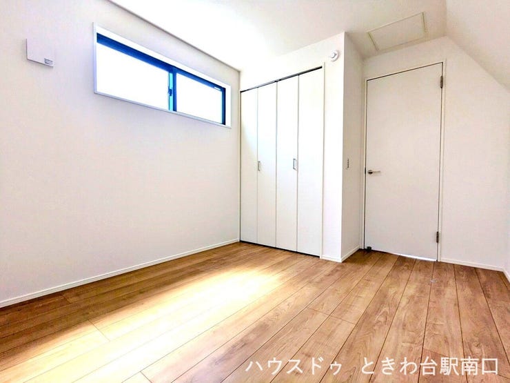 収納を備えた使い勝手の良い居室です。清潔感のあるホワイトの建具と落ち着いた木目調の床が調和し、どのようなインテリアとも相性が良い、居心地の良い空間に仕上がっています。