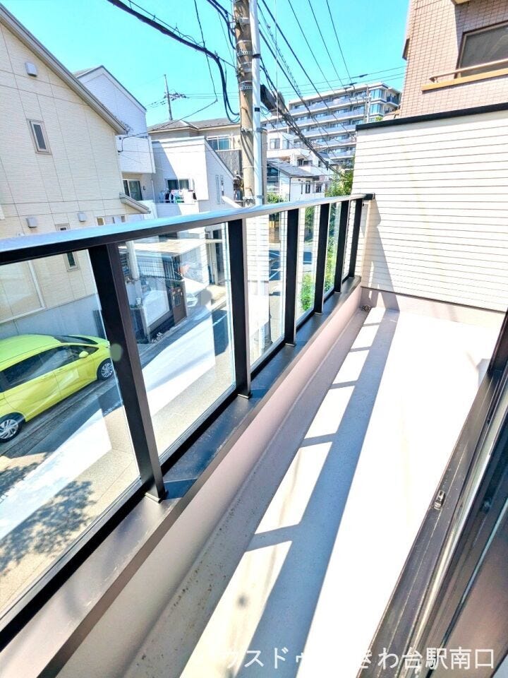 明るい光が差し込むバルコニー。クリアタイプの手すり壁を採用することで、採光を確保しながら開放的な空間を演出しています。お洗濯物も気持ちよく乾きそうな、日当たりの良い設計です。