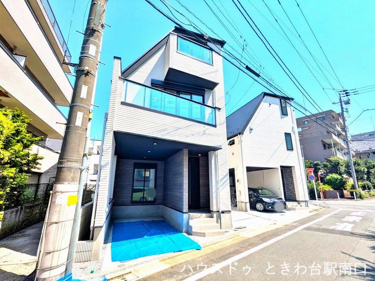開放感あふれる南北両面道路に面した立地。前面道路の幅員が6mあるため、お車の出し入れもスムーズで、日当たりにも配慮されています。