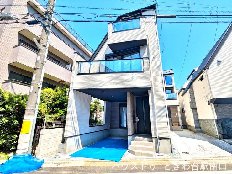 白を基調としたモダンな外観デザイン。1階部分にはカースペースを備え、雨の日でも大切なお車への乗り降りがしやすい設計となっています。