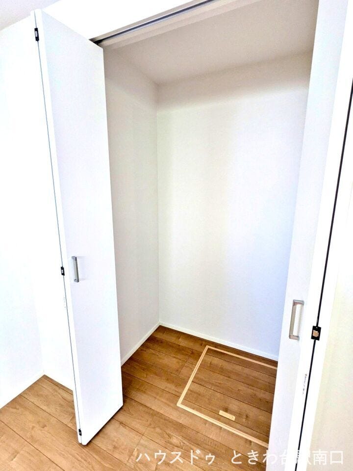 一階洋室の収納(左)です。奥行きのあるクローゼットを完備。衣類だけでなく季節の家電や備品などもまとめて収納でき、居室の美しさを保つのに役立ちます。