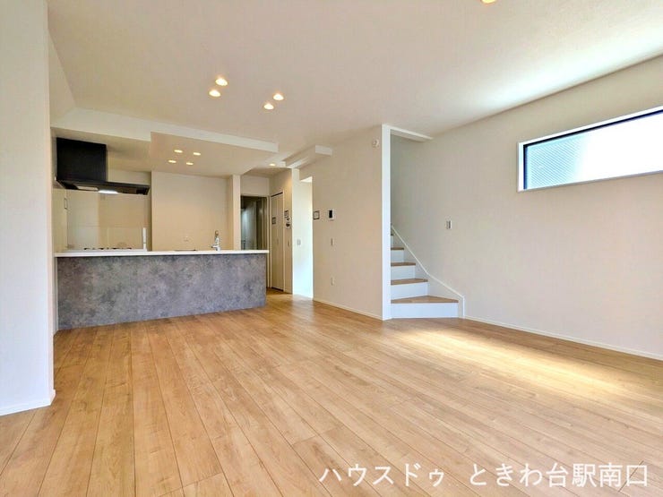 ダウンライトですっきりとした印象のリビングダイニング。シンプルな内装はどんな家具とも相性が良く、自分好みのインテリアを楽しめます。窓からの自然光が室内を優しく包み込みます。