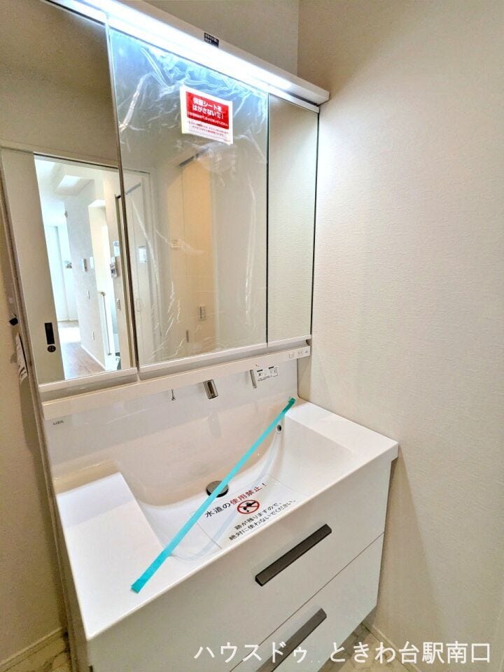 三面鏡の裏に収納を備えた機能的な洗面化粧台。身支度のしやすい照明や、お掃除のしやすい洗面ボウルを採用しており、毎日の生活動線をスムーズに整える使い勝手の良さが魅力です。