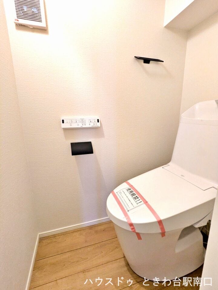 白を基調とした清潔感のあるトイレ空間です。温水洗浄便座を標準装備し、壁付けのリモコンで操作もスマートに行えます。毎日使う場所だからこそ、心地よさを大切にした設計です。