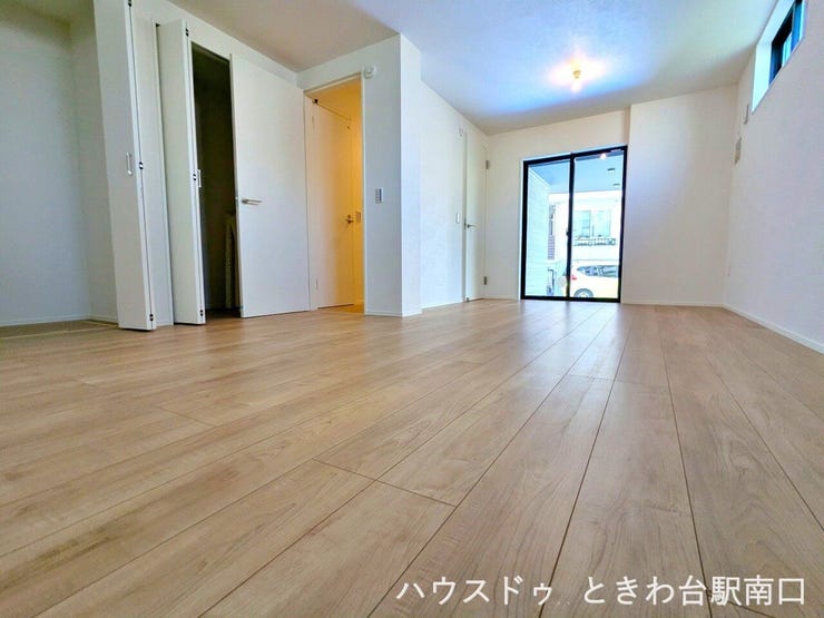 木のぬくもりを感じるナチュラルなフローリング。どのようなインテリアも合わせやすい、明るくゆとりある空間が広がる住まいです。