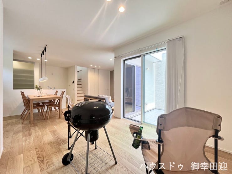 ■1階4.5帖洋室■ゲストをもてなし、昼寝や家事にも使える、畳のぬくもりが心地よい多目的万能スペース。