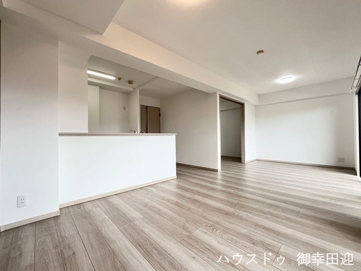 ■安らぎと笑顔の中心地■陽光が優しく降り注ぎ、会話が自然と弾む。ここでは、毎日が特別な時間へと変わります。