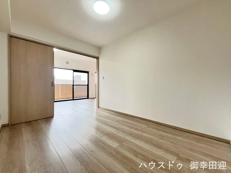 ■6帖洋室①■ゲストをもてなし、昼寝や家事にも使える、畳のぬくもりが心地よい多目的万能スペース。