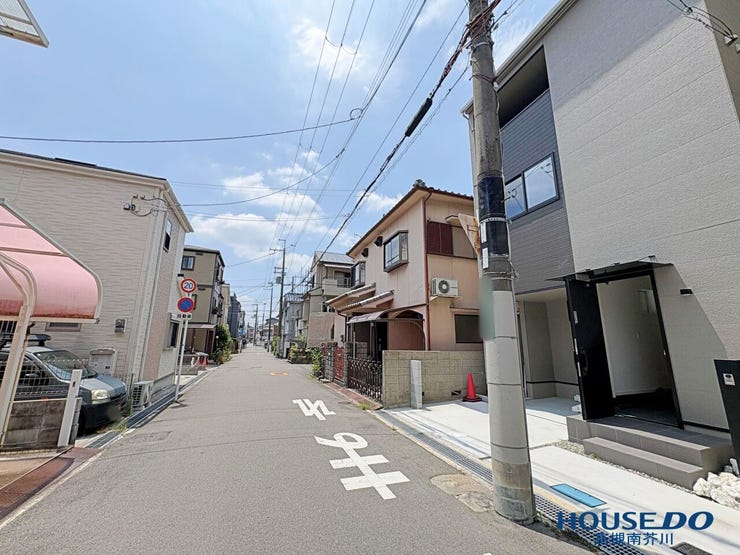敷地内には大切なお車をスムーズに駐車できるカースペースを確保。前面道路は幅員約5.27mとゆとりがあり、毎日の運転や駐車もストレスがありません。