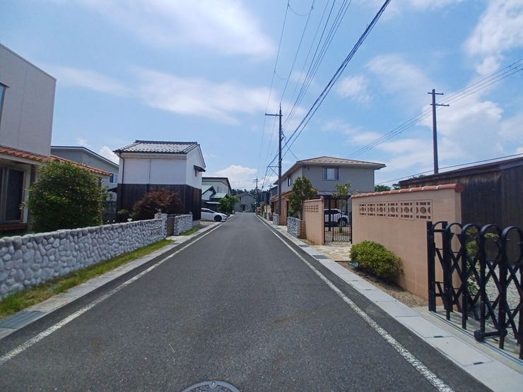見通しの良い前道道路で駐車もラクラク♪