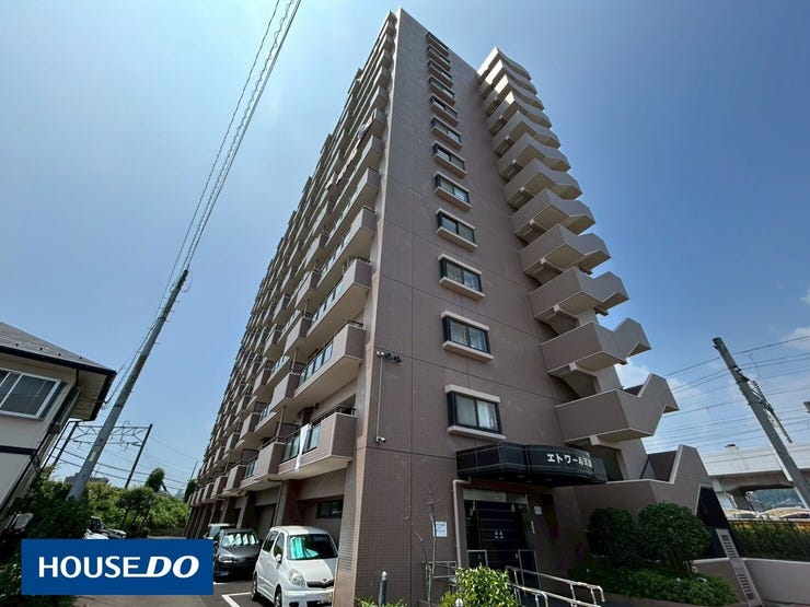 【外観】
南東向き×角部屋で陽当り・通風・眺望が揃う上質な3LDK。
新規リノベーションで水回り・建具・床材まで一新され、室内は新築のような美しさです。
生活施設が徒歩2~5分に揃う便利な立地。