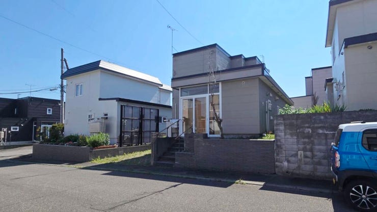 北側道路に面した土地は、南面にLDKを配置しやすく、明るく風通しの良いお住まいを設計して頂けます。
