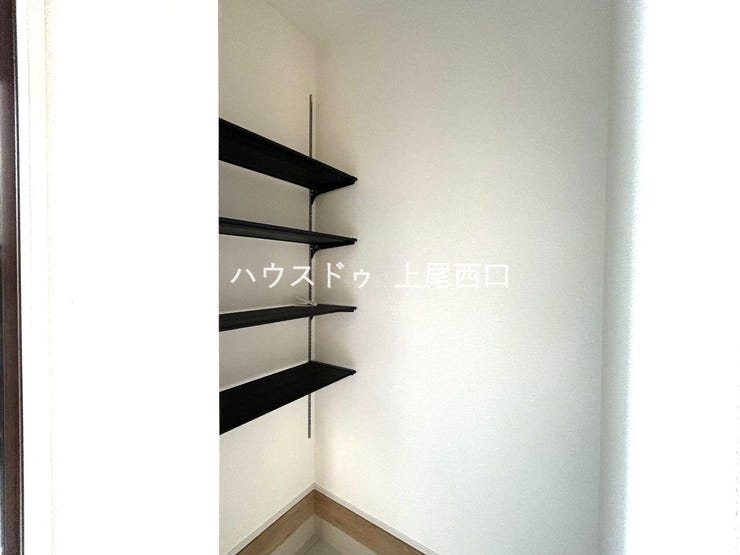 靴やアウトドア用品も汚れを気にせず収納でき玄関スッキリ
