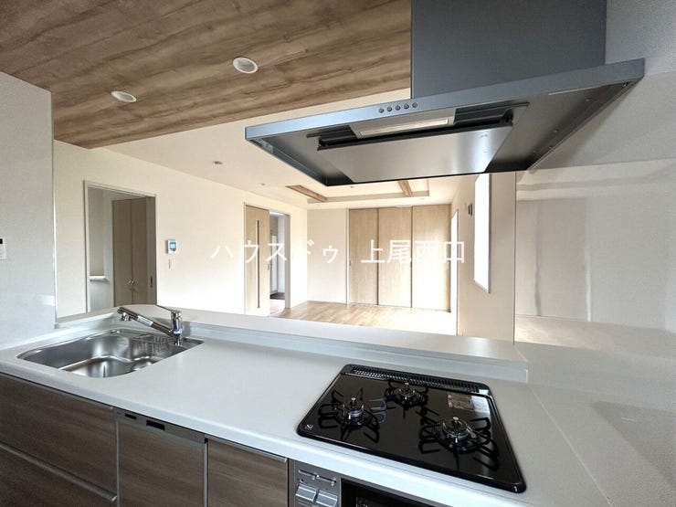 対面式キッチンなので家族の会話もはずみます。小さなお子様の様子を見守りながらの家事が可能です。