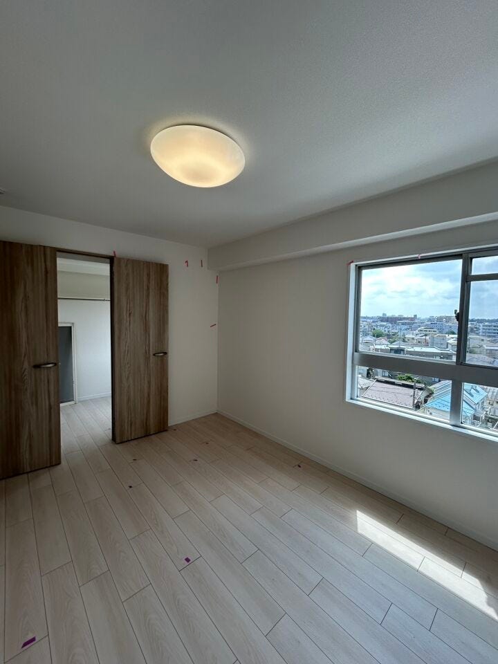 リビングは7階角部屋の立地を際立たせるバルコニーも装備