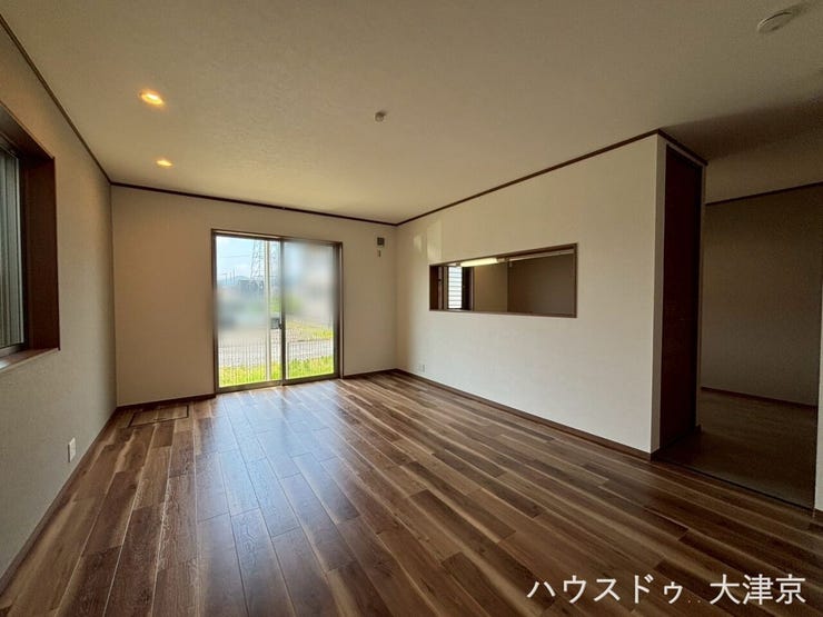 開放的な対面式キッチンと明るいリビング。家族みんなが自然と集まり、会話が弾む空間です。