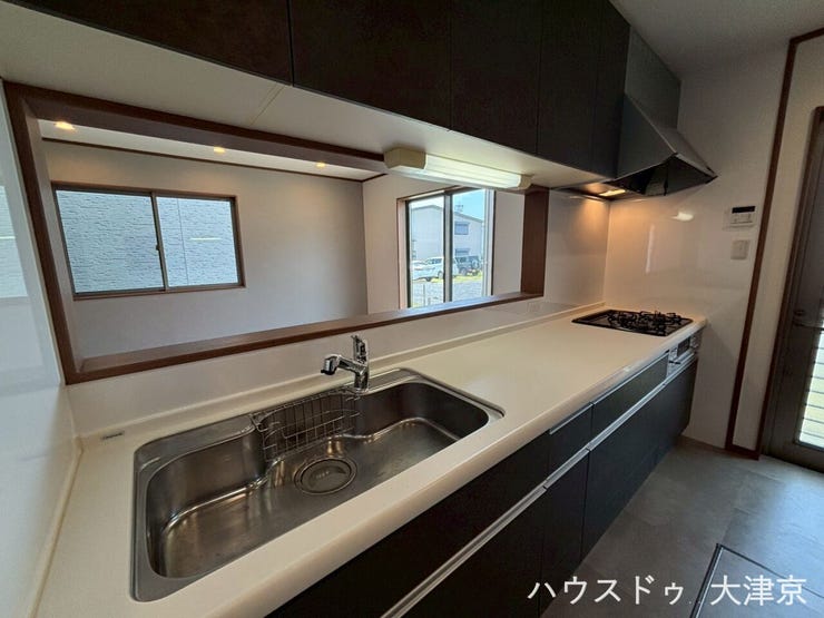 リビングまで見渡せる開放的な対面キッチン。大容量の収納と広いシンクで、日々の料理も快適です。