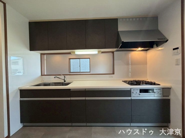 大容量の収納を完備した、シックな黒色のシステムキッチン。調理スペースも広く確保されています♪