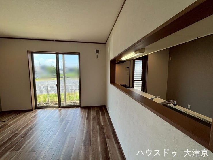 木の温かみを感じるフローリングと、会話が弾む対面式キッチン。
