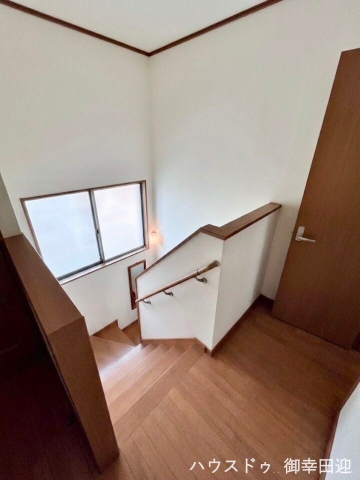 ■2階廊下■採光窓から光が差し込み、足元を優しく照らします。