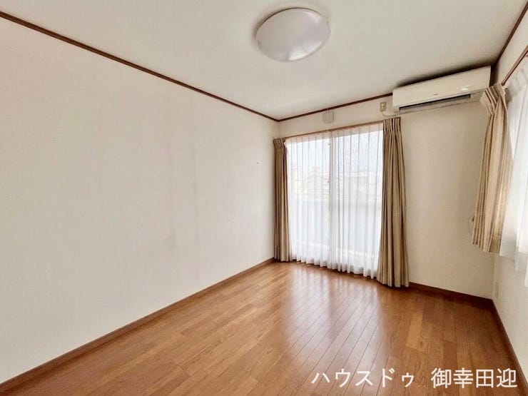 ■2階6帖洋室②■寝室、書斎、趣味の部屋。家族の成長やライフスタイルに合わせ、様々な使い方ができる快適な空間です。