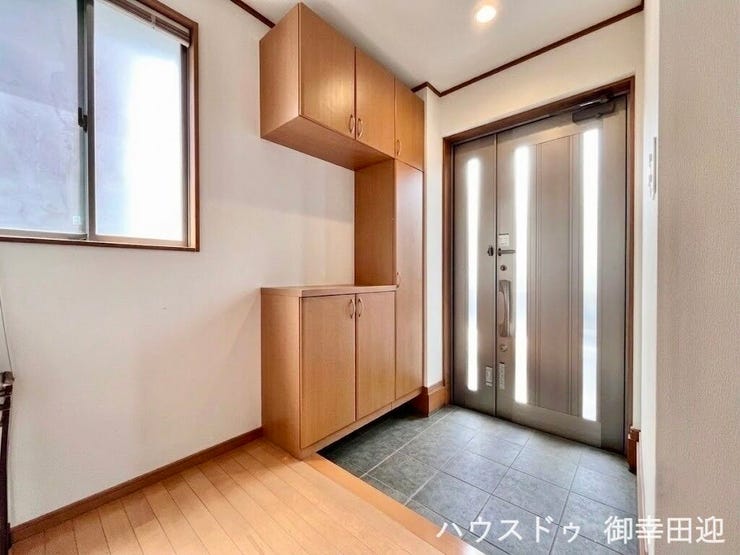 ■「ただいま」の安堵をくれる場所■訪れる人を迎え入れ、帰るたびにホッと一息つける、明るく機能的なエントランス。