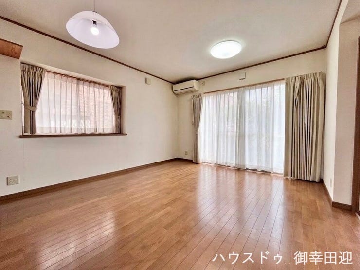 ■安らぎと笑顔の中心地■陽光が優しく降り注ぎ、会話が自然と弾む。ここでは、毎日が特別な時間へと変わります。