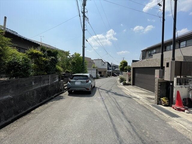 幅員約6mの前面道路です。道路幅にゆとりがあるので、車種を選びません。大きめの車を乗りたい方にもオススメです。