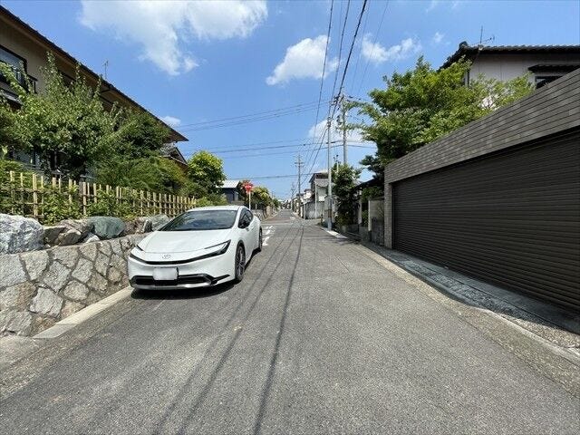 幅員約6mの前面道路です。道路幅が広いので、向かいの住宅とも距離があるため日当たりも確保しやすいです。