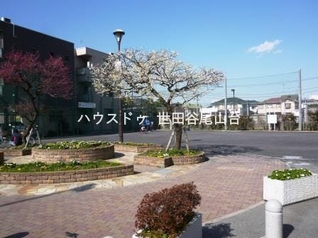 現地から徒歩2分の距離にある、ふれあい公園。周辺地域の落ち着いた環境に馴染む雰囲気があり、お子様と遊んだり、ほっと気分転換したいときにも訪れたい公園です。