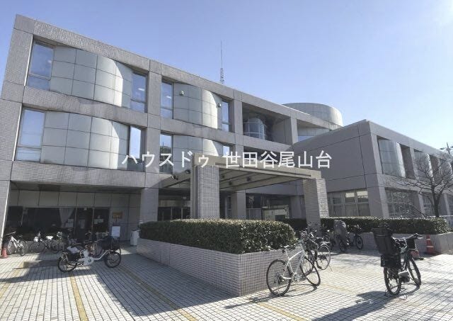 現地から7分の距離にある区立中央図書館。区立図書館全体で持つ約205万点の資料のうち、2割以上となる約48万点を収蔵しています。