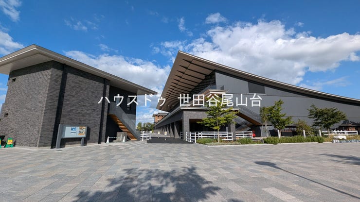 現地から14分の距離にあるJRA馬事公苑。GWに開催するJRAホースショーや、年4回行われる「馬に親しむ日」など、馬に関する催しが楽しめます。週末には馬術大会も行われています。