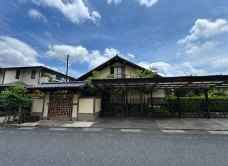 【外観】
■所在地:筑紫野市天拝坂4丁目
■建物構造:木造
■駐車台数:2台
■現況:居住中
■引渡日:空