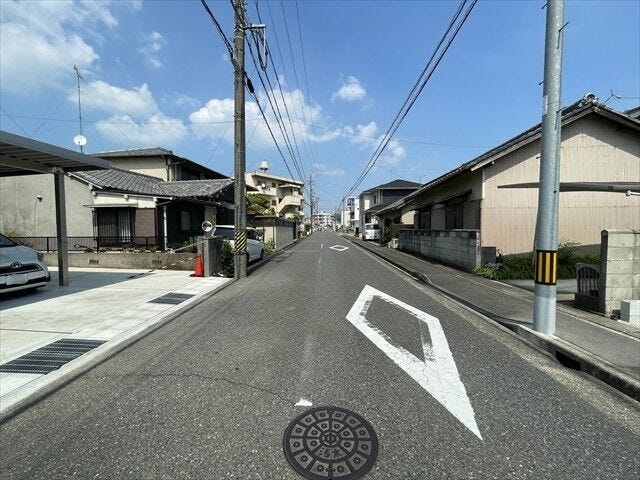 幅員約7mの前面道路です。普通車が余裕を持ってすれ違うことの出来る道幅です。もちろん、大型車も余裕を持って通行出来ます。