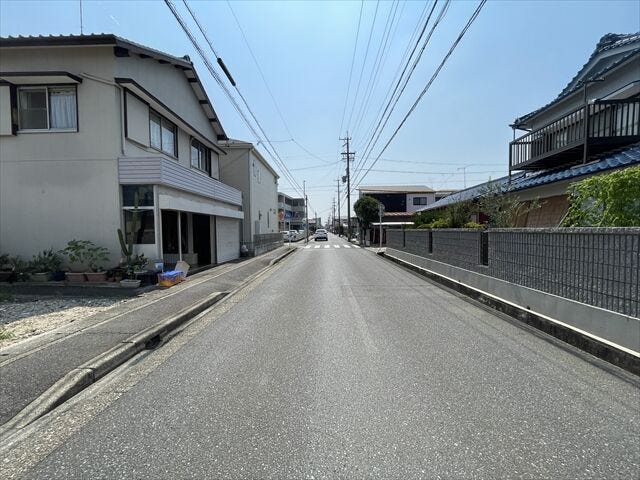幅員約7mの前面道路です。引越し業者のトラックも問題なく停めて置くことが出来る道幅です。