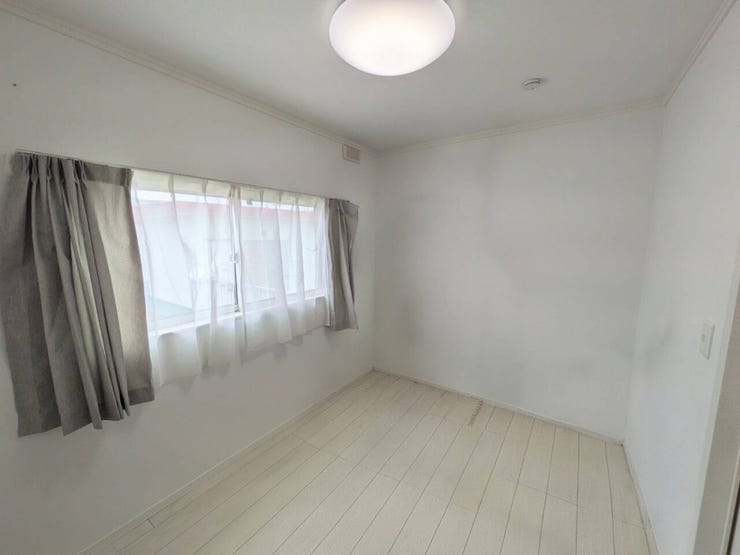 (室内写真は居住中のため、一部加工しております。)
4.4帖の納戸です。