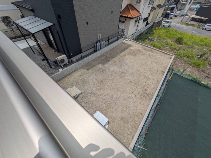 庭側にバルコニーがあるので、道路に面していないので洗濯物も安心して干せますね♪