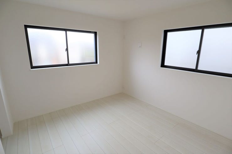 洋室 同仕様
2面採光のお部屋は明るく風通しの良いお部屋です♪