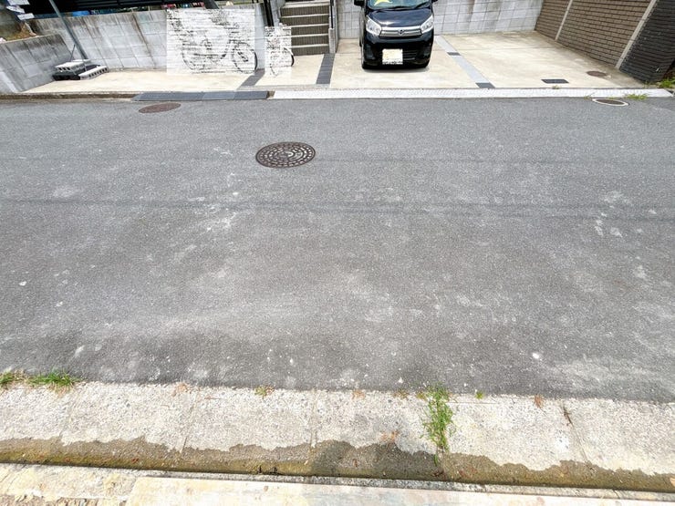 前面道路が広く、毎日の通行も快適です。