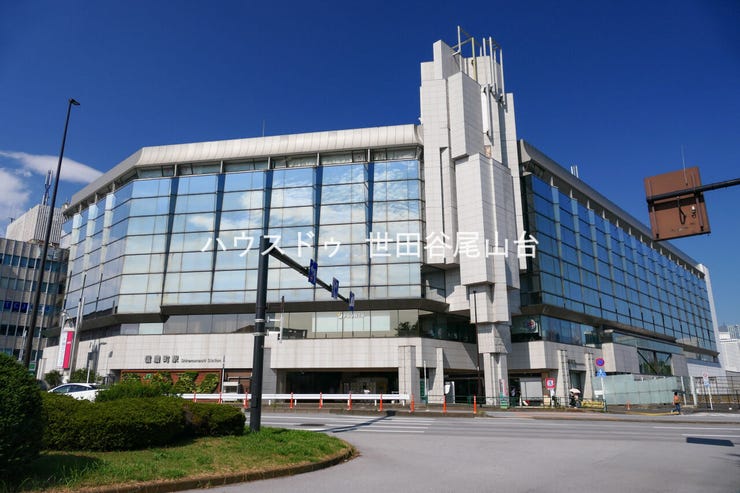 現地から徒歩8分の距離にある信濃町駅。駅周辺は公的機関が多く、明治神宮外苑や赤坂御用地などの自然が身近にあります。都心でありながら開放感のある環境です。