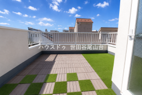 屋上テラスの建築プランです。人や車の往来を気にせずにくつろげる開放感ある第2のリビングとして、家族だけの特別なスペースが広がります。