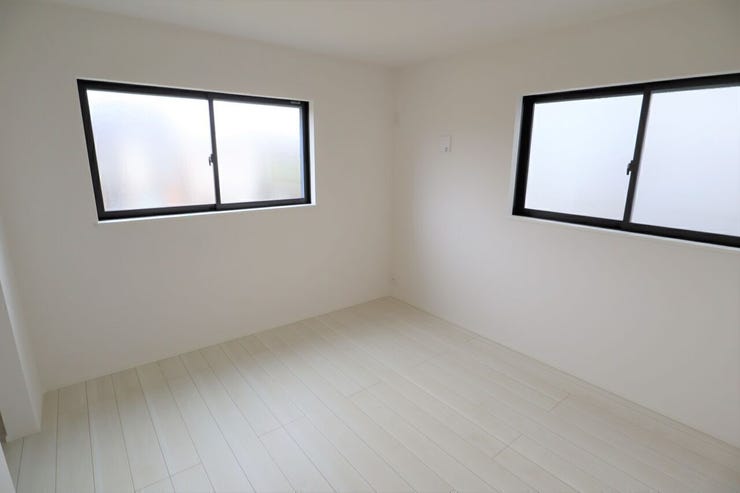洋室 同仕様
2面採光のお部屋は明るく風通しの良いお部屋です♪