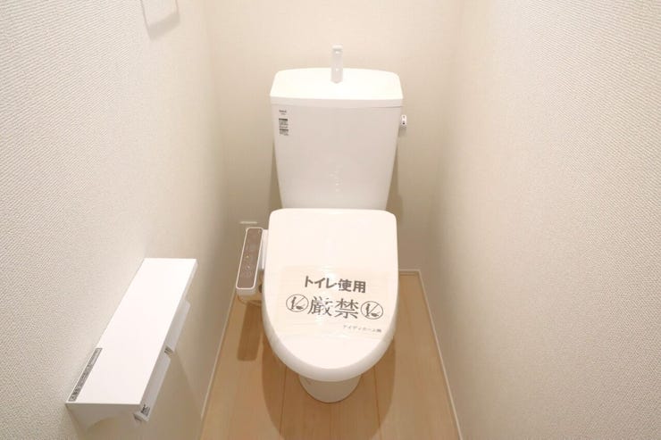 トイレ 同仕様
温水洗浄便座♪
寒い季節も快適です♪