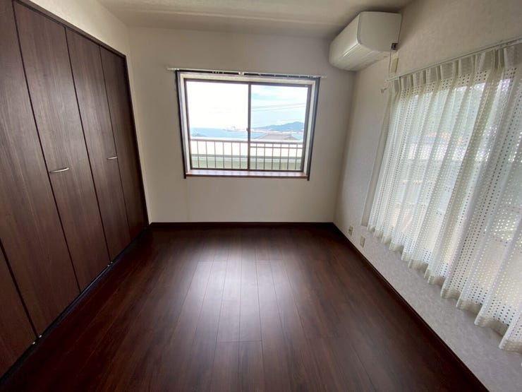 こちらのお部屋は窓から海が見えます♪