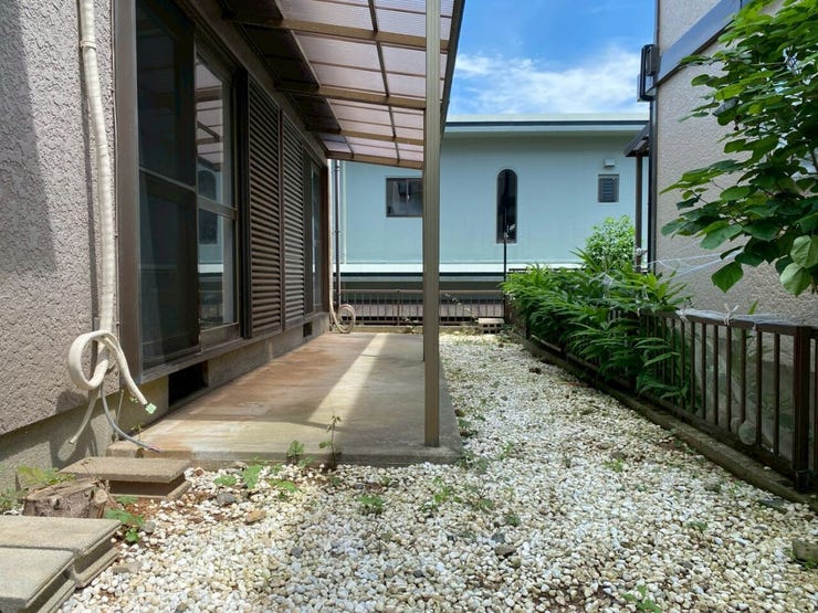 リビングと1階洋室に面し屋根付きのテラスがあり、洗濯物を濡れずに干せますよ♪